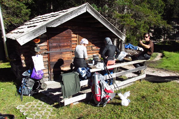 Обед за столиком у охотничего домика
