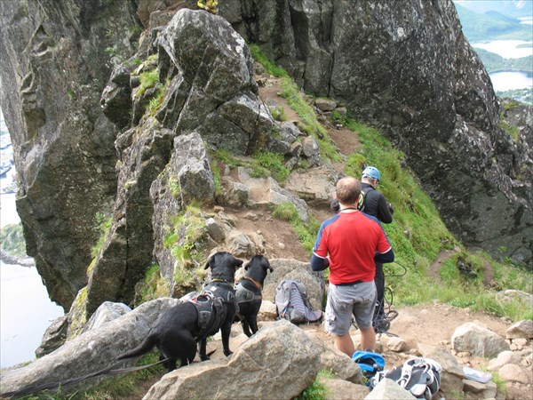 Скалолазы и их собачки у Зуба Дракона