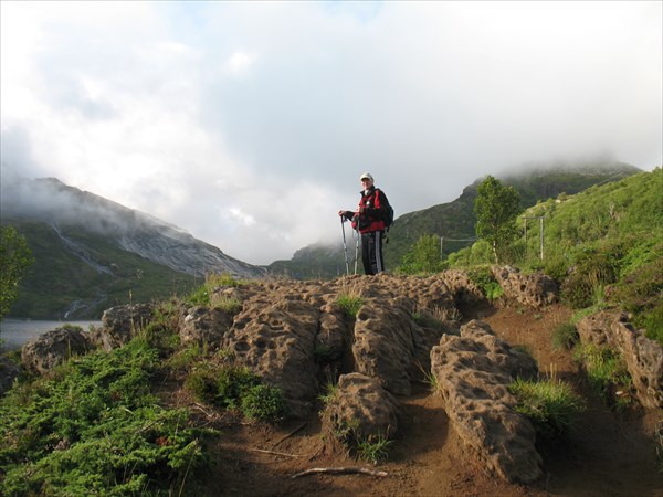 У горного озера