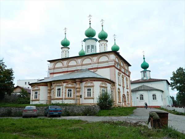 Церкви Спаса Нерукотворного образа и Михаила Архангела.