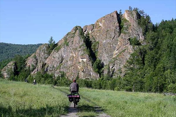 Фото. 51. Скала по дороге вдоль р. Базы