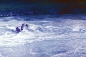Катамаран на бурной воде