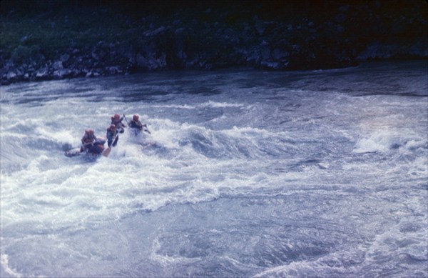 Катамаран на бурной воде