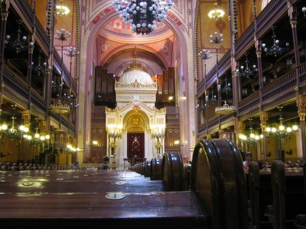 Внутри синагоги