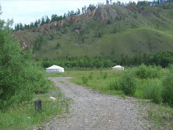 Хакаские юрты на поляне реки Белый Июс в деревне Малая Сыя.