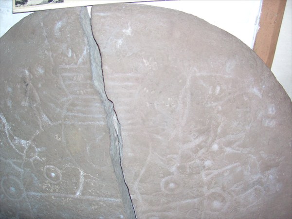 Древняя каменная плита (Музей в Малой Сые).