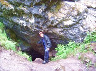 Вход в пещеру "Археологическая".-республика Хакасия