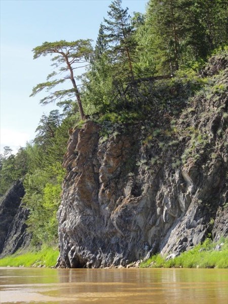 Камень с барельефами.