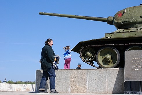 Типутя и Марусь у танка