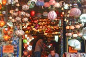 лавочка светильников на стамбульском Гранд-базаре