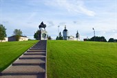 Памятник Дмитрию Донскому и церковь Михаила Архангела