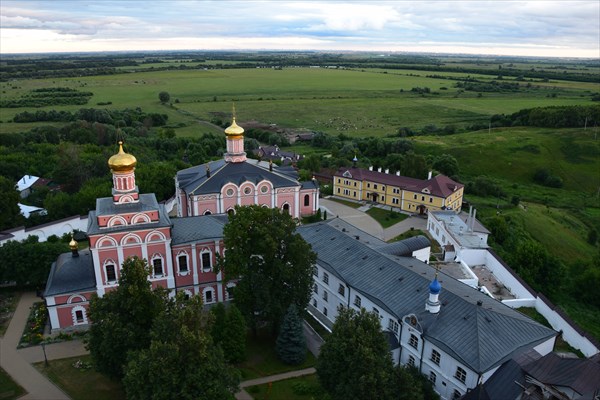 Территория монастыря с видом на Оку