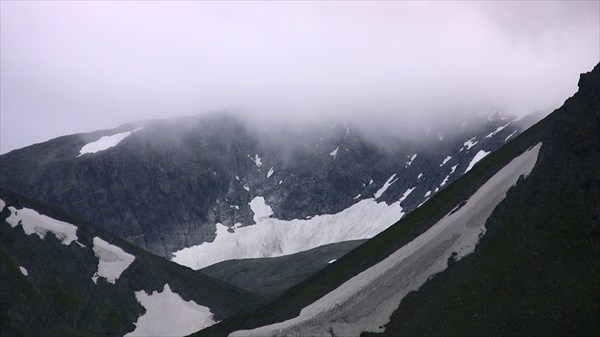 В долине Глетчерного ручья просматривается ледник Пальгова.