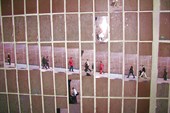 Уличное искусство - фотографии прохожих на длинной стене