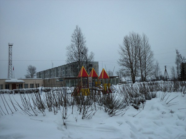 на фото: Детская площадка деревни Старополье