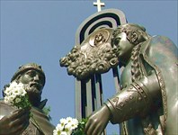 Памятник святым-Памятник Петру и Февронии Муромским