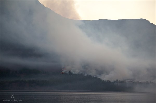 Пожар на берегу озера Лама.