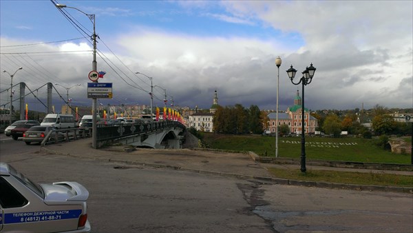 Перешли мост - позади Заднепровский район