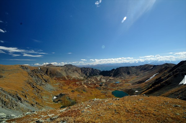 Вид с горы 2808 на озера в верховьях р. Верх. Кызылайры