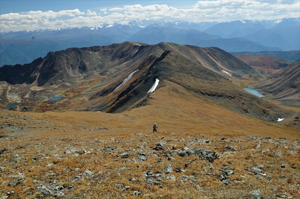 Вид с горы 2808 на перевалы 2480 и 2600.