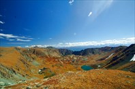 Вид с горы 2808 на озера в верховьях р. Верх. Кызылайры