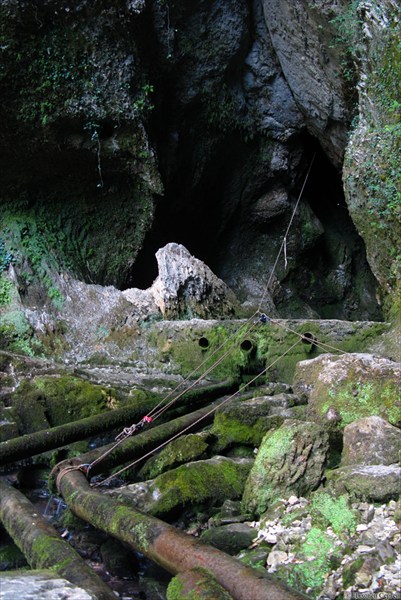 Вход в пещеру-источник Глубокий Яр