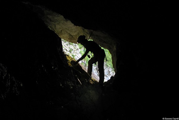 Вход в пещеру Гегский Водопад - вид изнутри