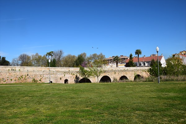 Римский мост рядом с акведуком