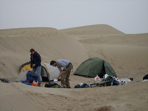 В песках Такла-Макана. Наш первый лагерь