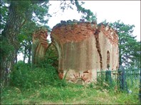 Руины часовни-Часовня-усыпальница в селе Бартники