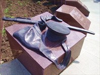 Фуражка и шашка-Памятник Примирения и Согласия
