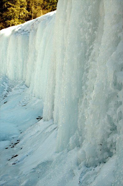 Полностью замерзший водопад