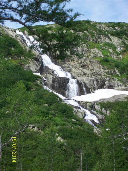 252 высоченный многокаскадный водопад на оз.Харатас