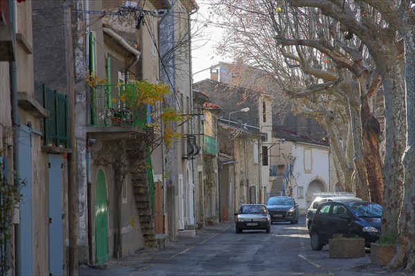 Под крепостной стеной