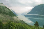 Фьорд тонет в облаках