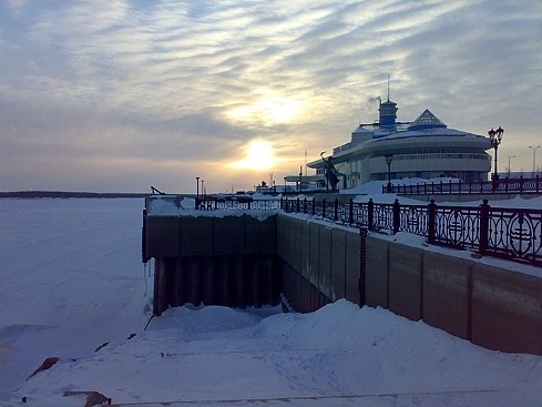 на фото: Речной порт Ханты-Мансийска