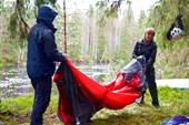 Мокрые туристы ставят насквозь мокрую палатку под дождем )