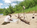 Стирать приходится в накомарнике, ноги защищает плащ.