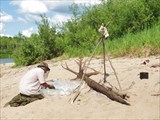 Стирать приходится в накомарнике, ноги защищает плащ.