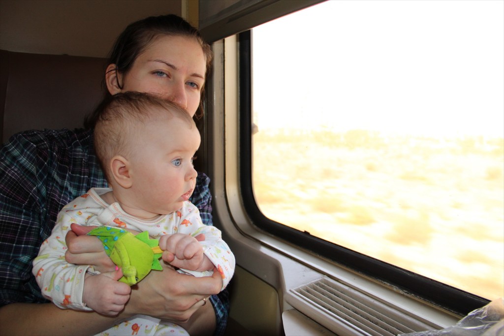 12 поезда мама. Поезда для детей. Мама с ребенком в поезде. Маленькие дети в поезде. Мама с ребенком в электричке.