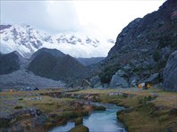 Мимо лагеря текла офигенная речка, перламутровая