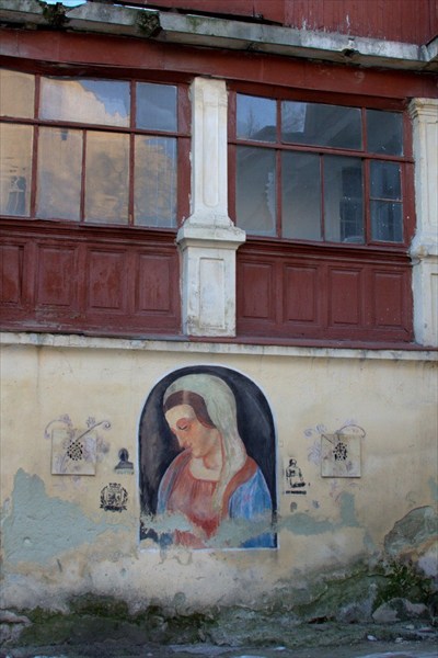 Роспись на стене дома возле Армянской церкви