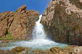 Водопад на дороге к перевалу Тосор