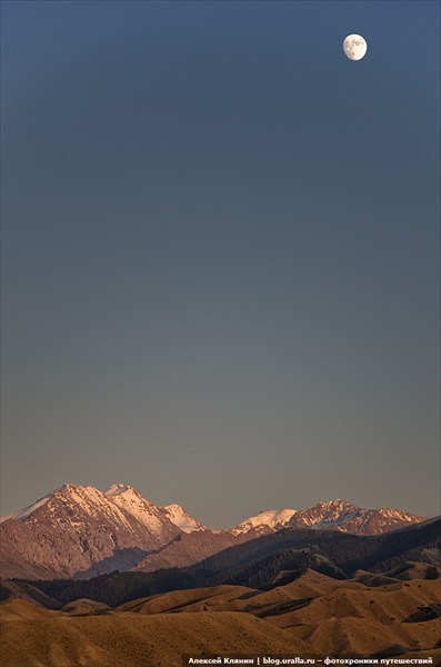 Закат над хребтом Терскей-Алатау
