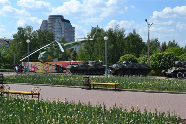 Галерея военной техники рядом с парком Победы