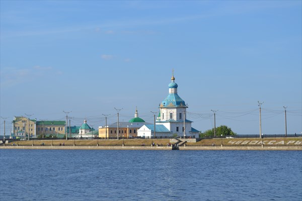 Церковь и мужской монастырь на фоне дамбы у залива