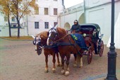 Казанское правительство ездит по кремлю вот на чем:)