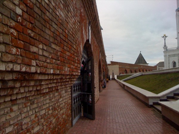 Вдоль стен казанского кремля