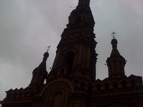 Контуры колокольни на фоне серого осеннего неба
