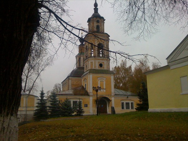 Одна из владимирских колоколен